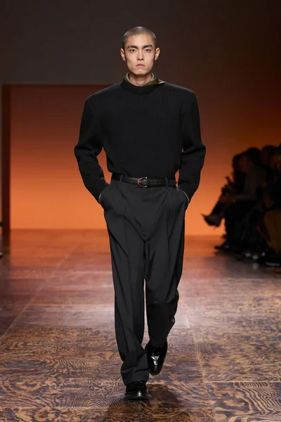 Look 16